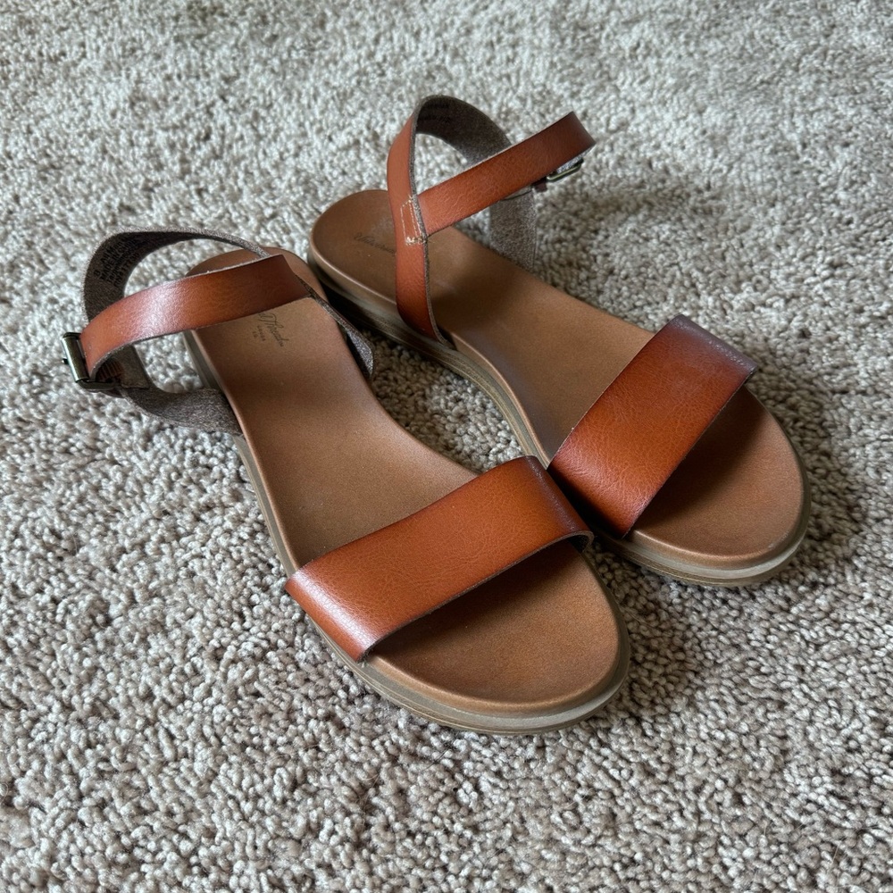Brown Universal Thread Sandals - Size 8